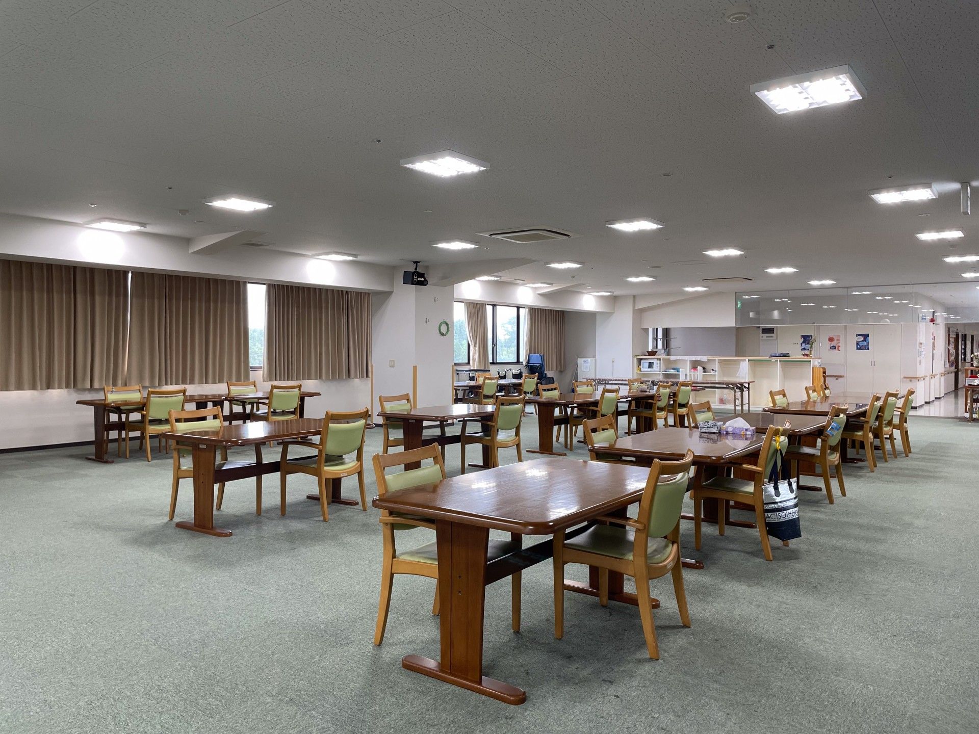 広々とした食事スペース