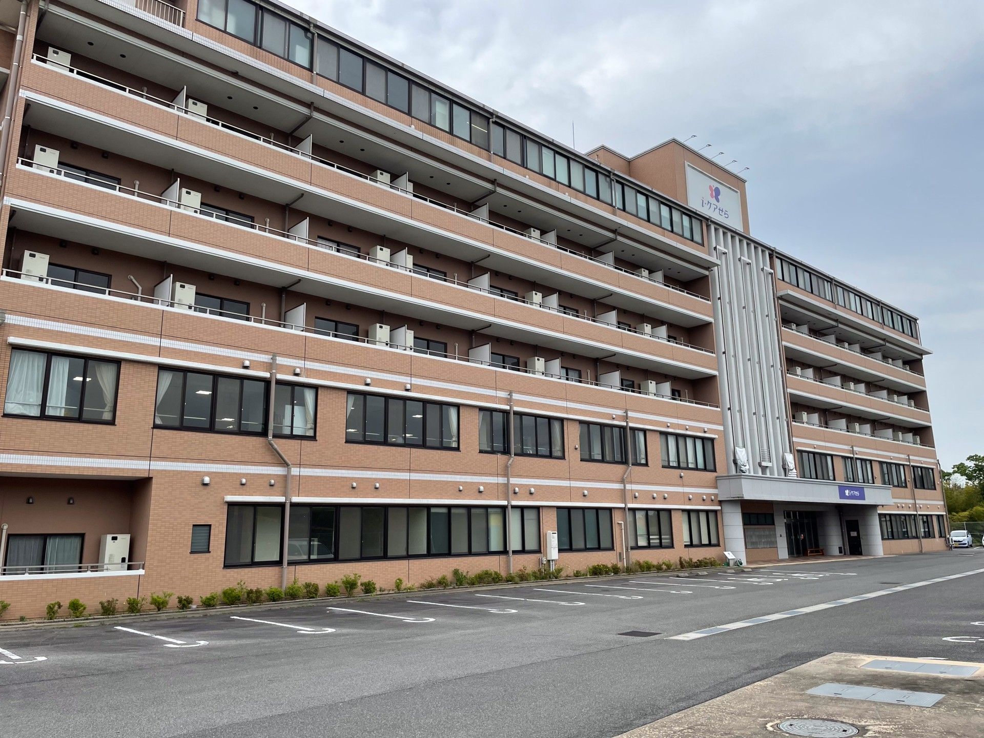 多層階の建物外観