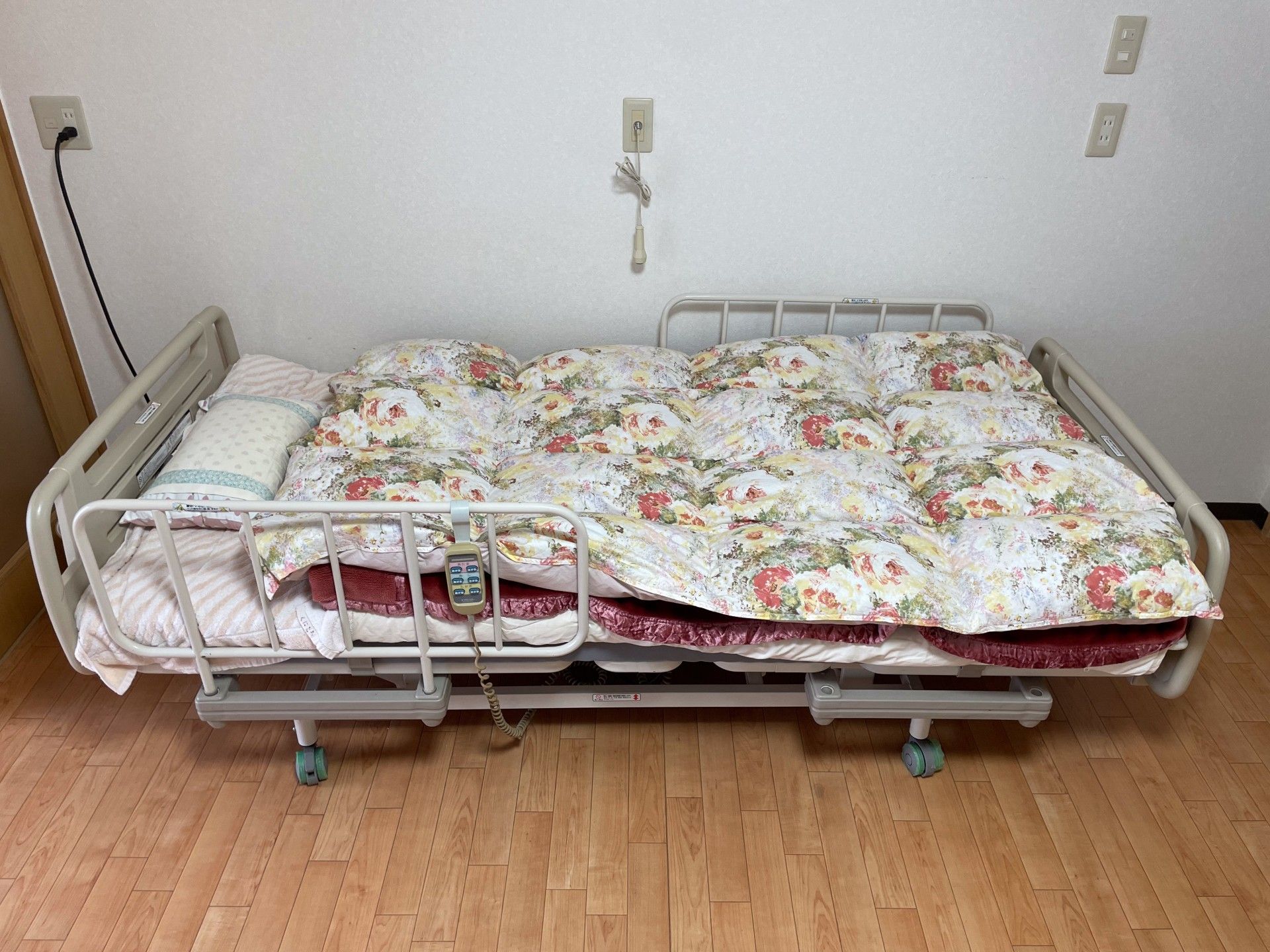 花柄の布団がかけられたベッド