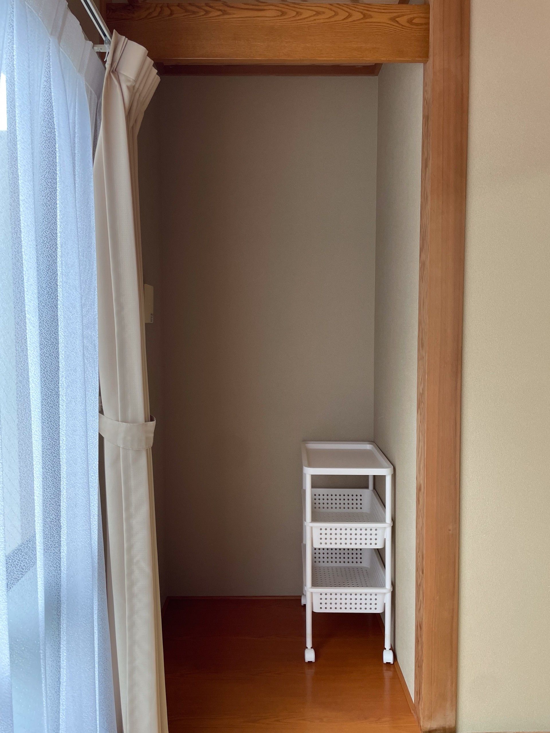 カーテンと収納棚の一角