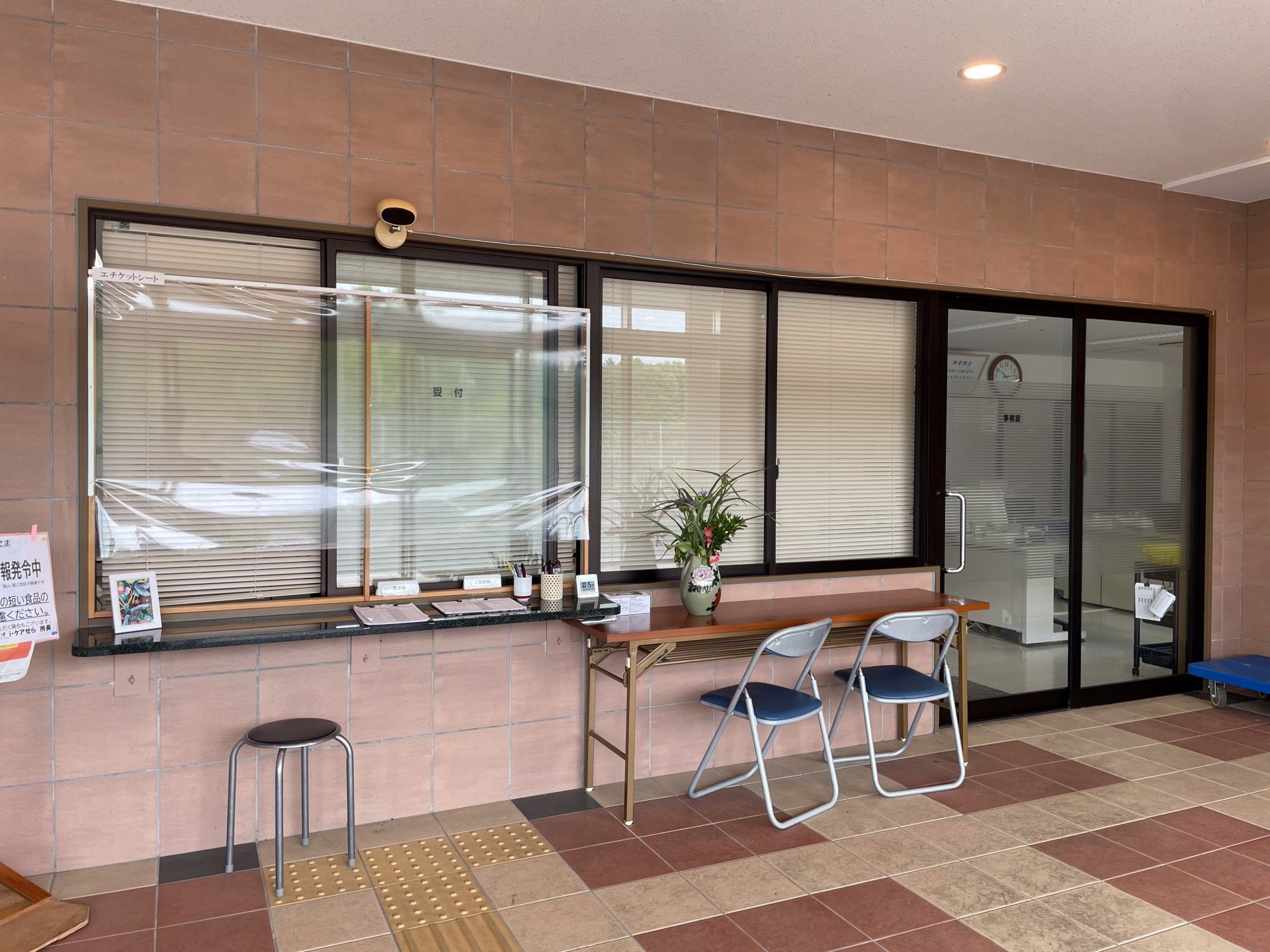 受付カウンターと椅子