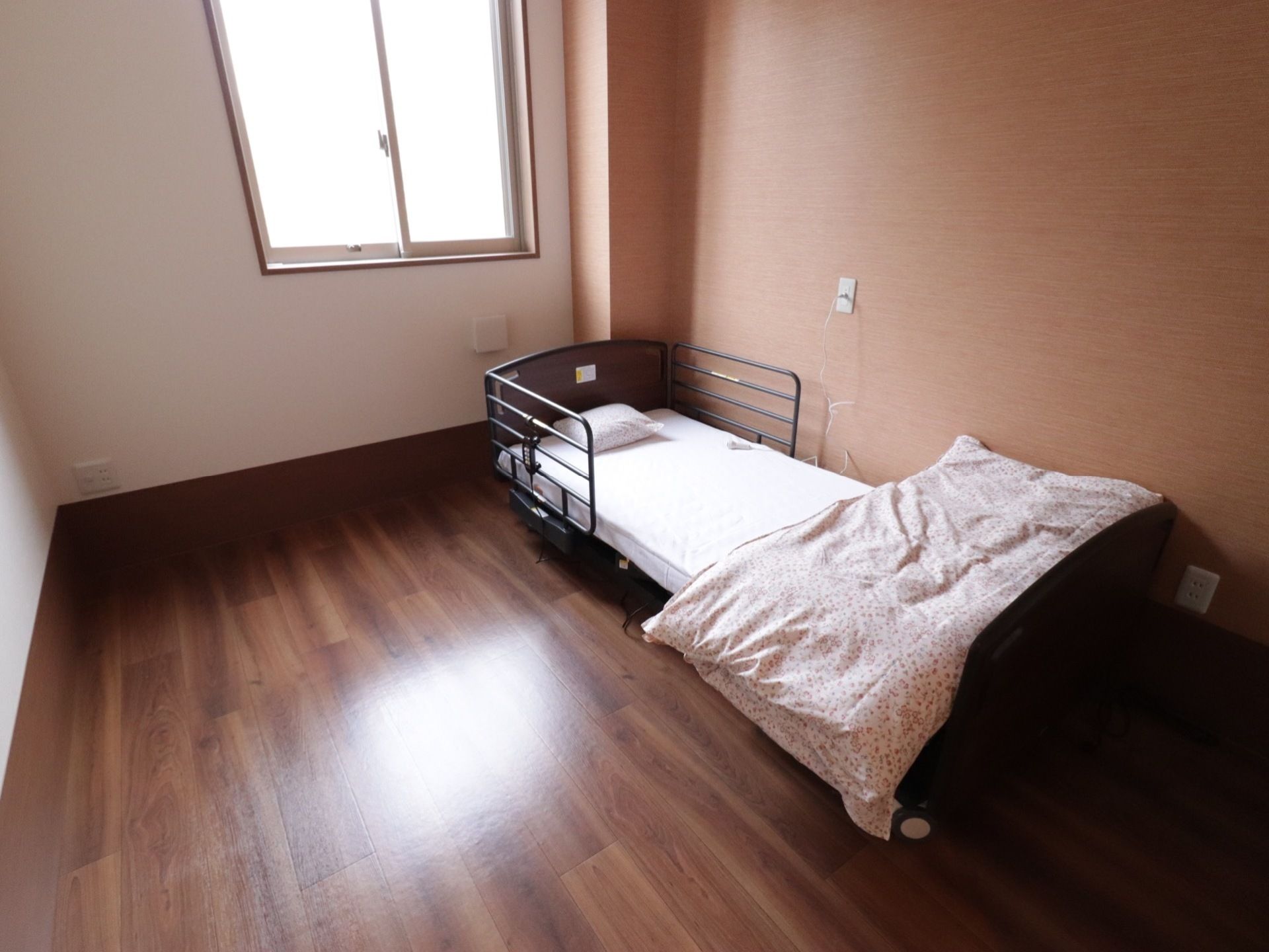 清潔感のある明るい居室には、介護用ベッドが完備されている。使用していた家具や備品を持ち込んでも十分にゆとりがある。