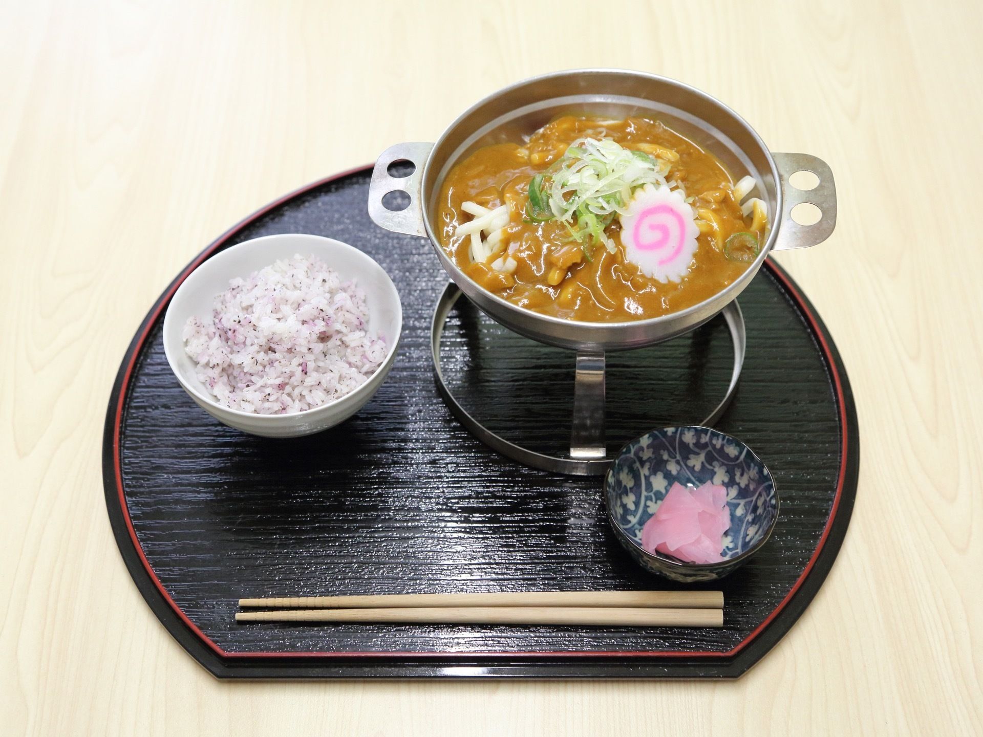 入居者様に温かい食事を美味しく食べていただけるように、スタッフが栄養のバランスを考慮し献立を考え調理している。