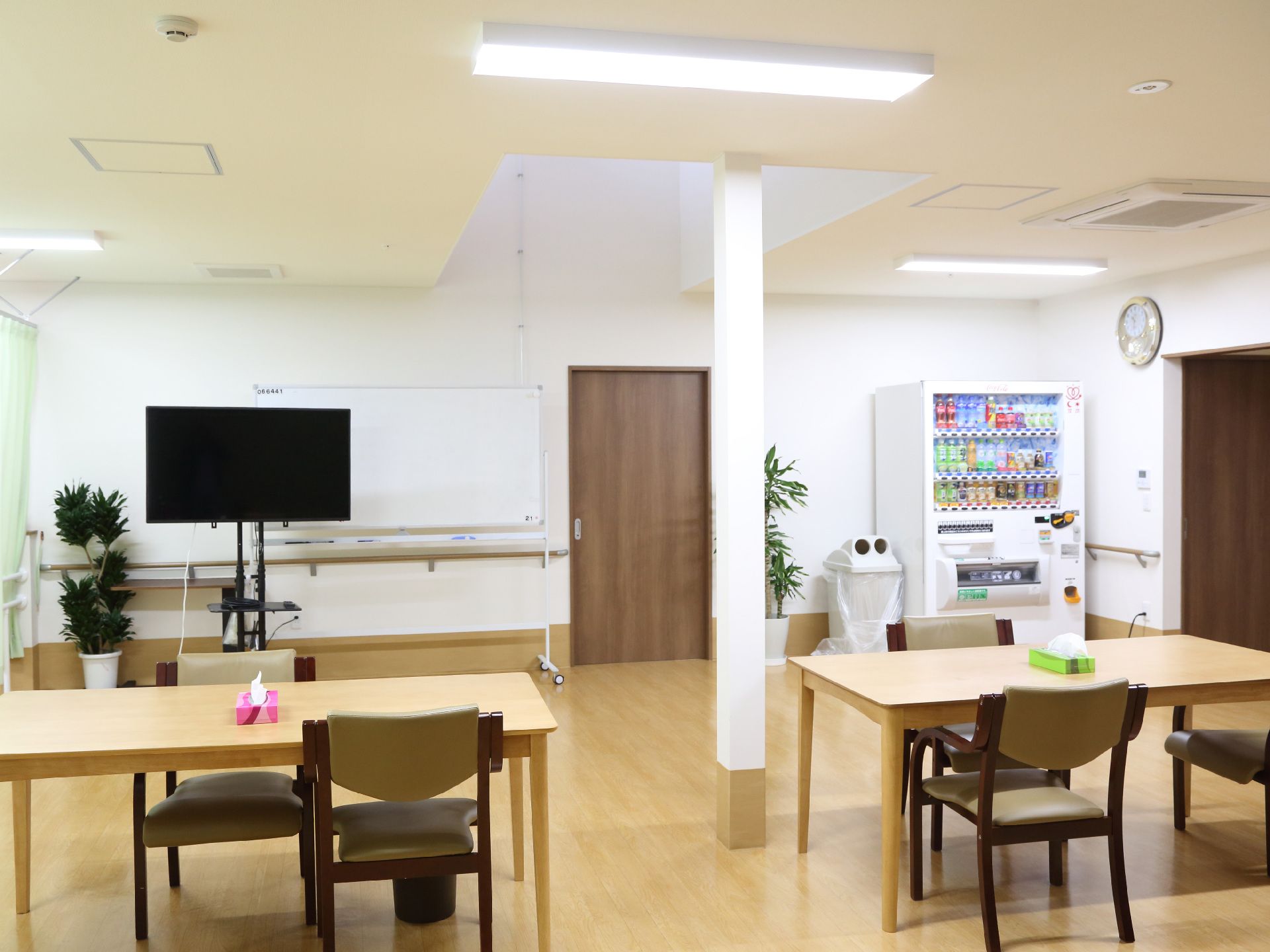 ゆったり広いフロアに自動販売機やテレビなどの設備が揃った談話室