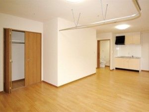 窮屈を感じさせないプライバシーが守られた個室。日当たりの良い明るい居室となっており、天井だけでなくキッチンにも照明が付いている。