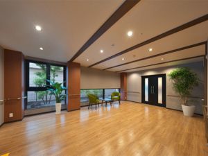 共有スペースは広々としている。部屋の端の方には観葉植物と正方形のテーブル、ソファーが並べられている。