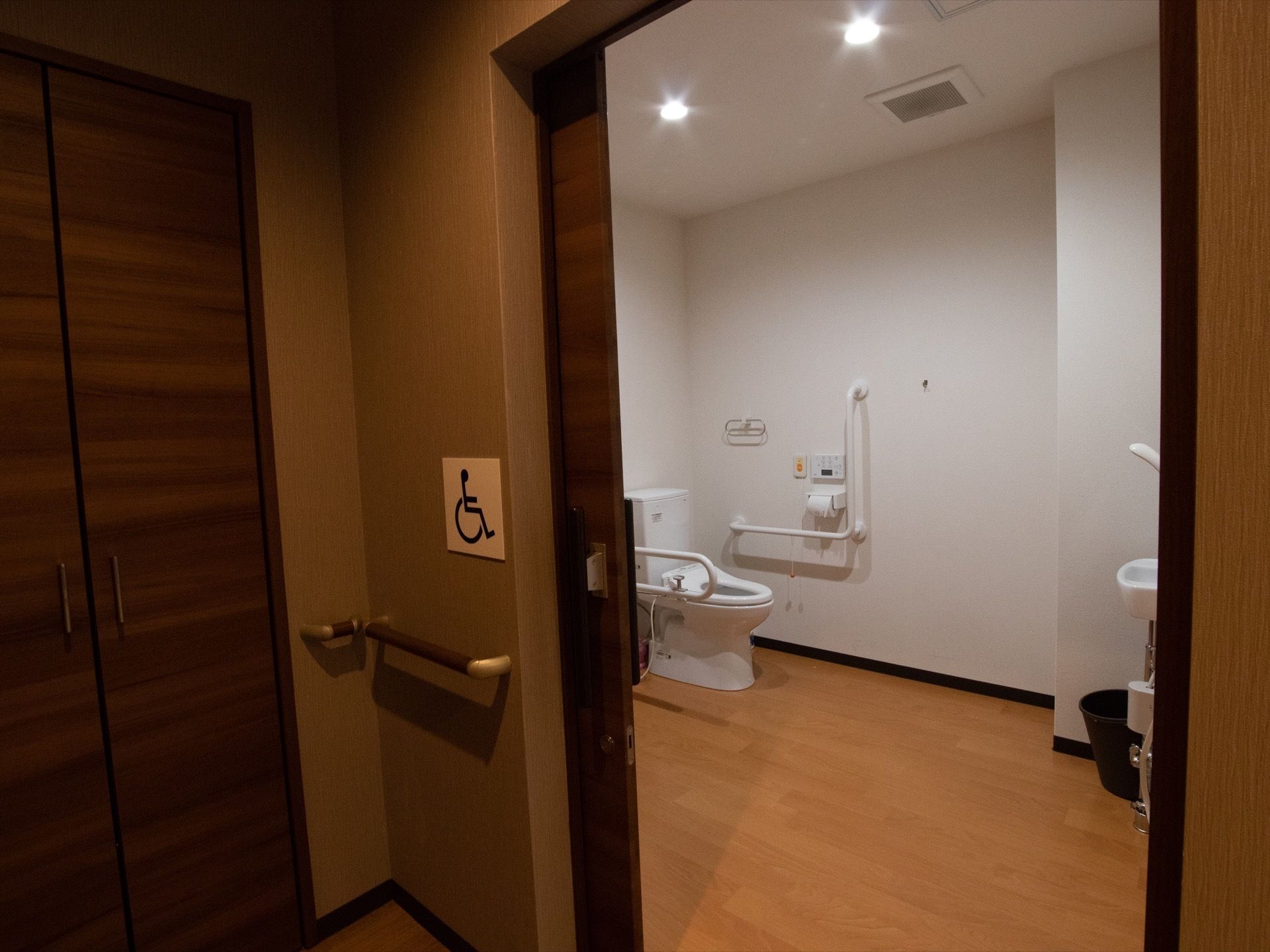 車椅子をご利用の方専用のトイレがある。ドア横には車椅子のマークがあり、スライドタイプのドアで開け閉めする。