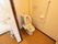 トイレは所動作が行いやすいよう、十分なスペースを設けている。温水洗浄便座に手すり、呼出ボタン、タオルハンガーが備わっている。