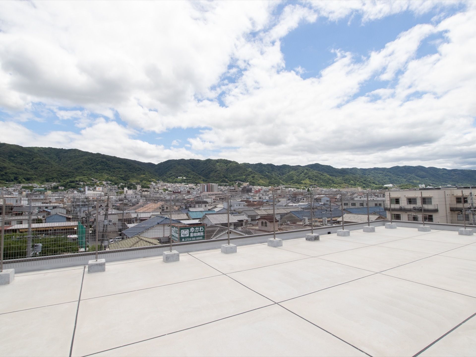 広々した屋上は段差を設けておらず、フラットで過ごしやすい空間。遠くにそびえる山々を、屋上から眺めることができる。