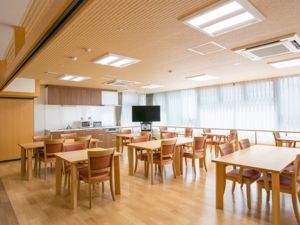 壁一面の窓から明るい日が差し込み、多くのテーブルと椅子が規則正しく並ぶ食堂