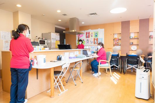 人として尊厳のある毎日を。個性や生活スタイルを尊重しつつ、豊富な医療的ケアにより健康を支援します。