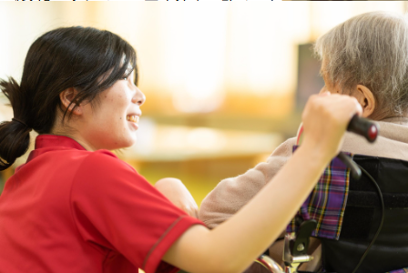 横長のキッチンカウンターの奥に冷蔵庫が見え、他には何も置かれていない部屋