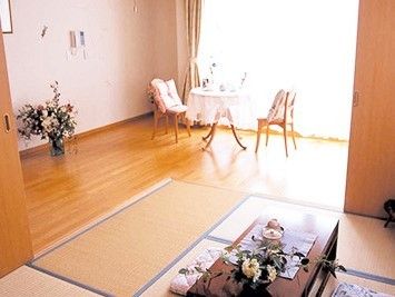 高級マンションのような居室となっている。生け花が飾られ、優雅でゴージャスな雰囲気の中、ゆったりと過ごすことができる。