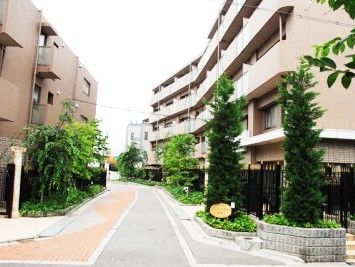 ５階建ての一般的なマンションのような外観である。各戸にはバルコニーが併設されているので、洗濯物を干すのにも便利である。