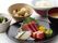さまざまな食材を利用したメニューがならび、食の幅を広げることができる。この日は豪華なお刺身が提供されている。