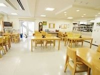 テーブルの間隔は大きく開けられており、車椅子や足腰に不安のある方でもスムーズに通行できる。奥のカウンターから直接、温かい食事を受け取れる。