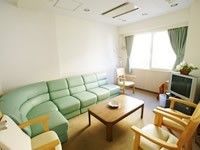 座る人同士の距離が近くなり、会話が盛り上がりやすいとされるコーナーソファを設置し、入居者様同士の交流に役立てていただける。