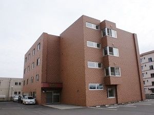 玄関は建物の陰になる所にあり、雨風の影響を受けにくく安全である。周囲は十分にスペースが開いているためワゴンなどの車も横付けしやすい。