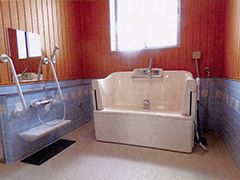 側面が昇降式になっており、椅子に腰かける感覚でスムーズな入浴をすることができる機械浴槽。無理のない姿勢でリラックスして入浴ができる。