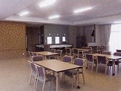 ４人掛けのダイニングテーブルが並んだ広々としたスペース。リラックスしてお食事やお茶をしていただける。