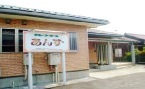 明るいエントランス外観