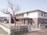 コンパクトな２階建ての建物である。門や塀は低くなっている。玄関前にスロープがあり、左右に手すりが設置されている。