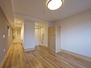 白い壁と木目調の床が清潔感を感じさせる部屋となっている。ユニットバスもあり、トイレやシャワーなどが好きな時に使うことができて便利である。