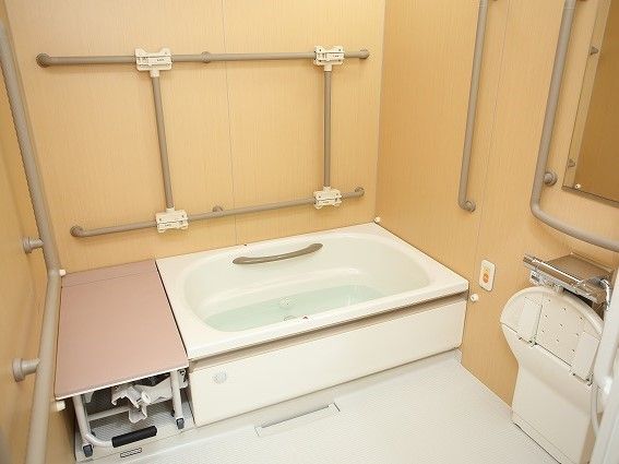 浴室の壁の各所には、手すりやつかまり用の棒が設置されている。浴槽の淵は低めに設計されており、また、浴槽内にも手すりが取り付けられている。