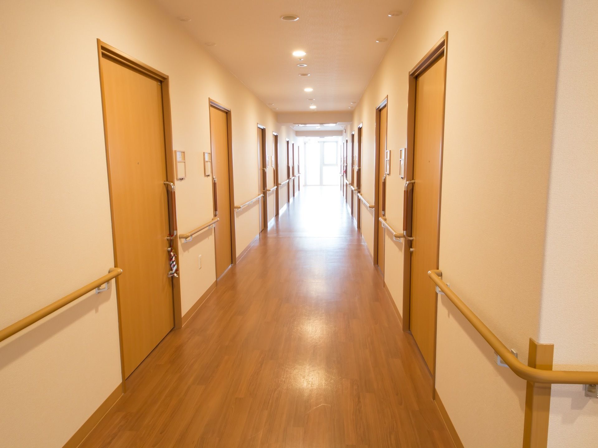 窓から十分な光が差し込み、大変明るく見通しの良い通路である。避難経路の確保のため、常に整理整頓を心がけている。