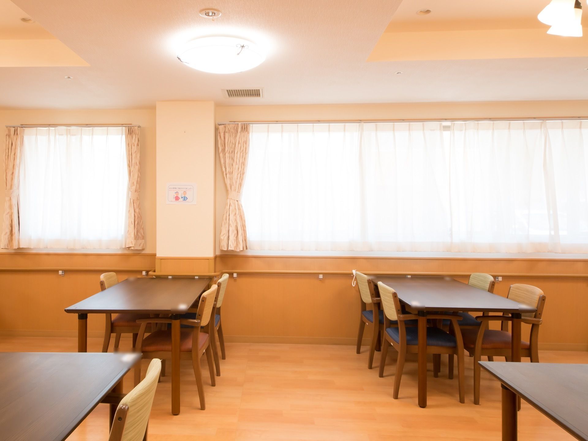 落ち着いた内装や家具で統一し、ゆったりと食事を楽しめる環境を作り出している。腰高窓が一面にあり、明るい空間である。