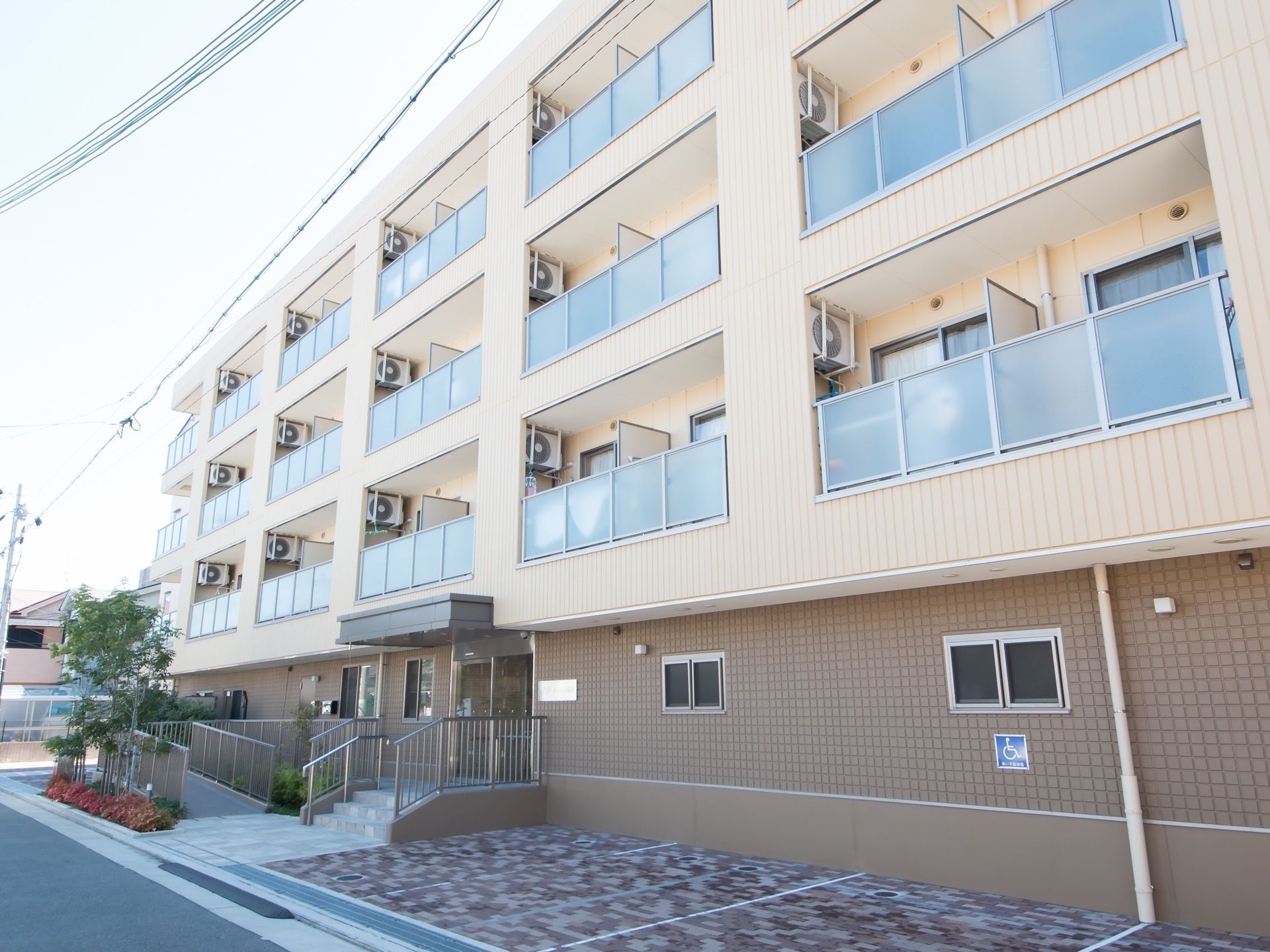 入口に手すり付きの階段やスロープを設置している。駐車スペースを設け、車での来訪時に利用でき便利である。