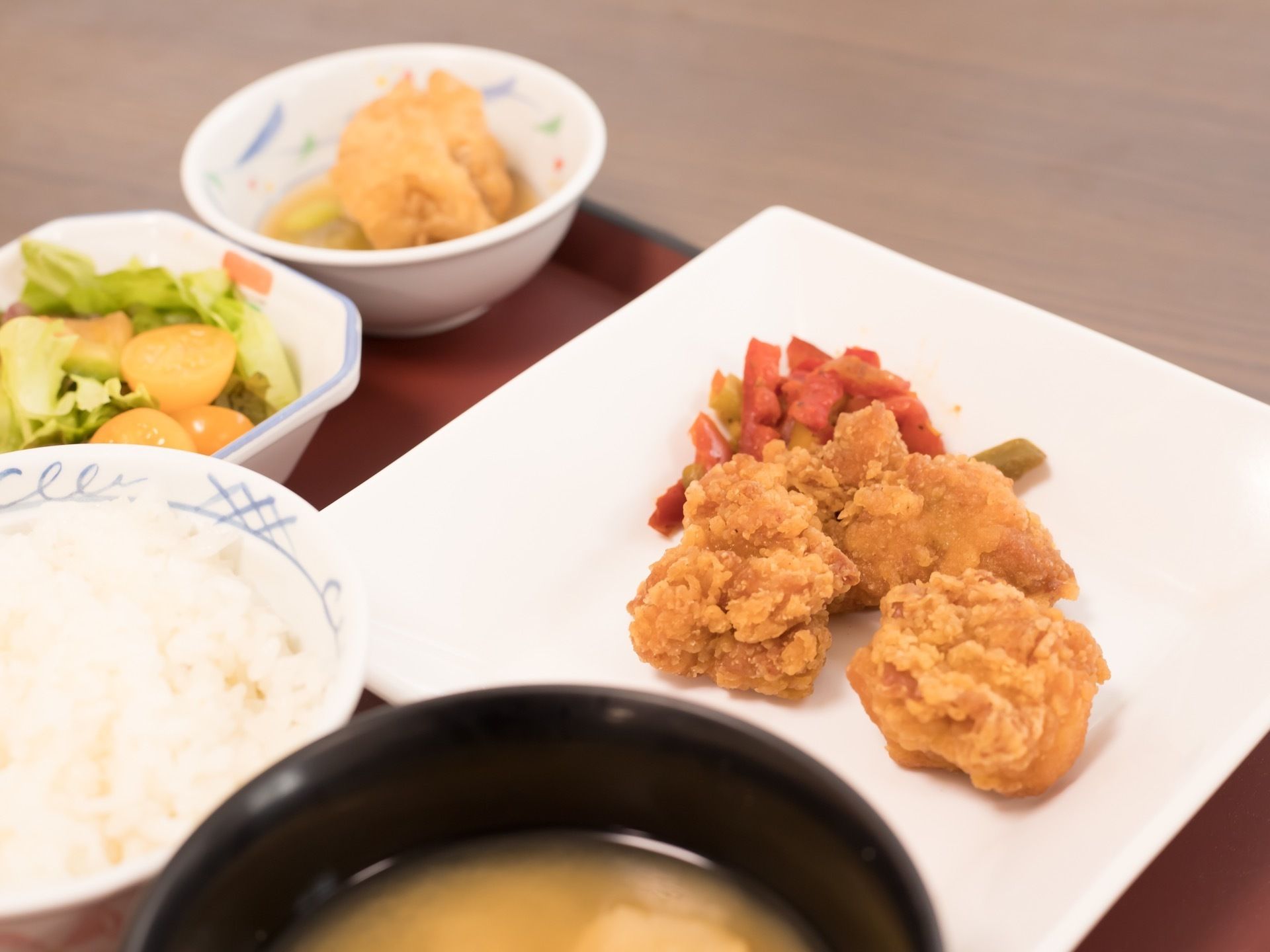 ボリュームが出るように揚げ物をメニューに取り入れている。食べることで健康維持につながるように、栄養バランスや食感などを大切にしている。