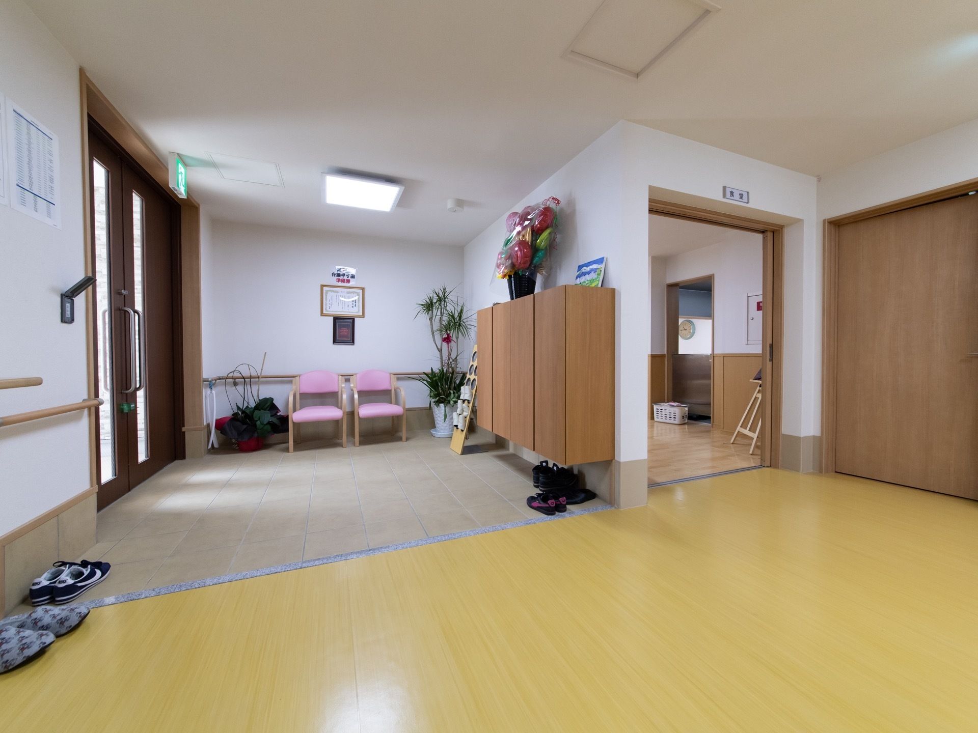 出入り口や三和土、上がり口の全てがフラットな状態になっている。玄関には、椅子やスリッパたて、下駄箱が置かれている。