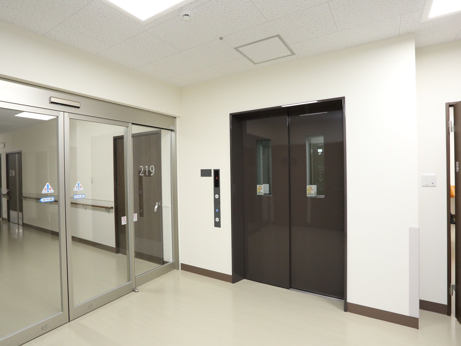 ダークブラウンの扉のエレベーターを設置している。扉に窓があり、中の様子を確認できるので安心して利用できる。
