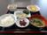 食事の一例の写真。ご飯と汁物を基本として、栄養バランスの考えられた野菜などの惣菜が毎日提供されている。