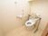 居室内のトイレは、柔らかな背もたれもあり、使用時の安全に配慮されている。車椅子での利用でも安心な広さとバリアフリー設計になっている。