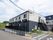 建物の造りはシンプルでモダンである。周りには少し自然も残っている。建物の二階からも、外に出入りすることができて便利だ。