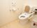 トイレは、ゆとりあるスペースが確保され、スムーズな移動が可能である。快適に使用できる温水洗浄便座器が完備されている。