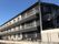 ホワイトとブラックの壁のマンションタイプの外観をしている。３階建になっており、ベランダが備え付けられている。