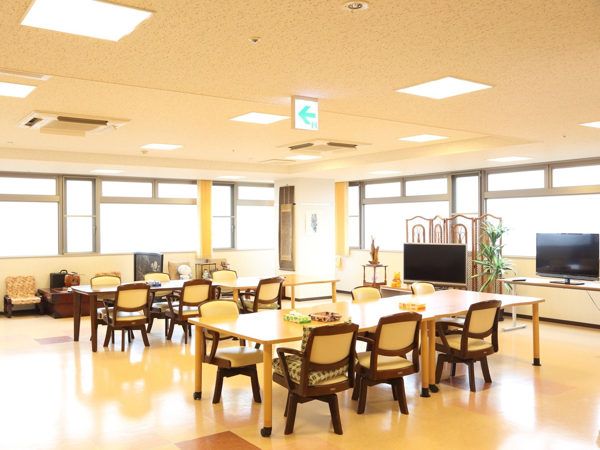 日当たりの良い食堂は心地よく過ごせる。低いテーブルと椅子が設置されて、立ち座りのしやすいようなデザインになっている。