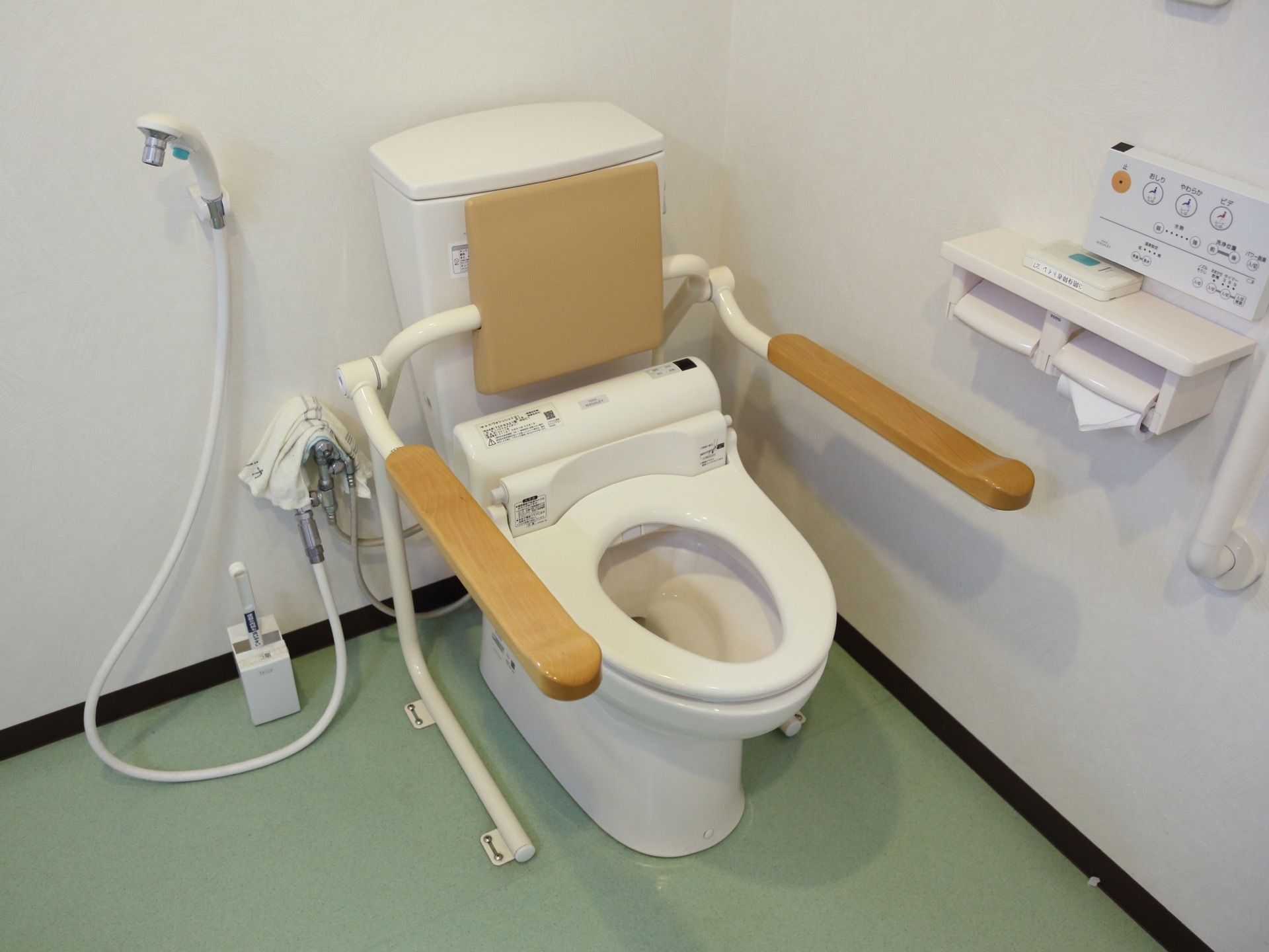 トイレには背もたれクッションと肘置き付きのトイレはリラックスして使用できる。シャワーが付いており、汚物などその場で洗浄できる。