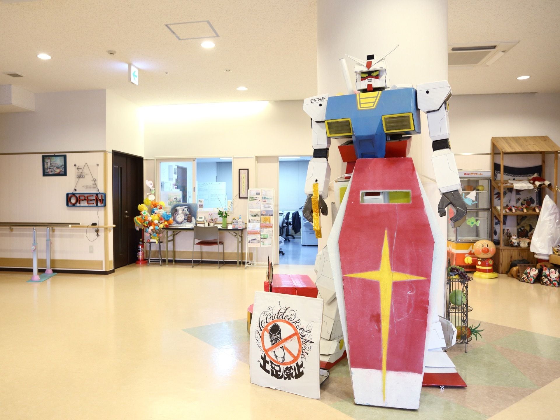 ロビーにはさまざまなキャラクターなどの置物があり明るく華やかな空間となっている。賑やかな雰囲気でお出迎えしている。