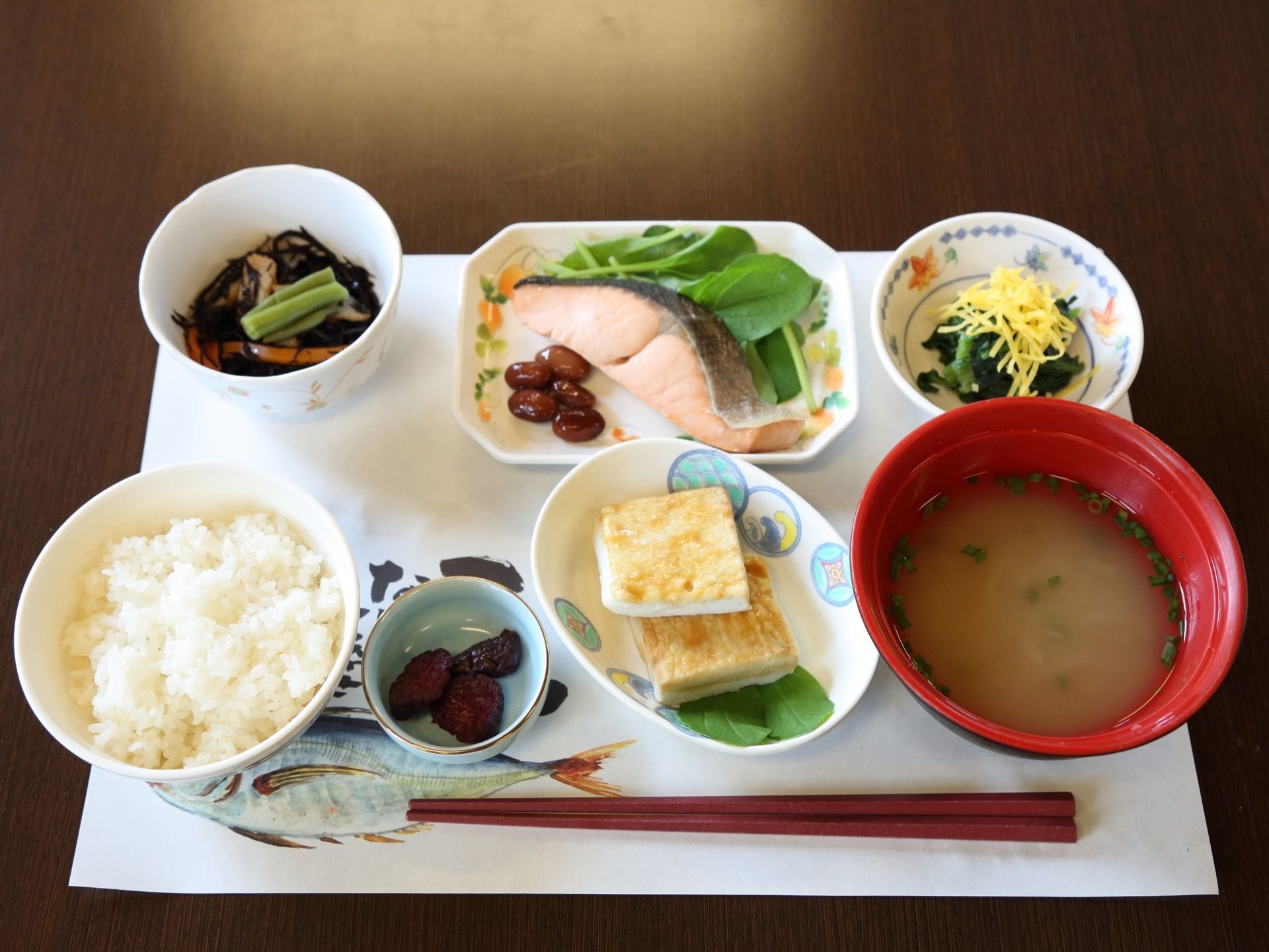 テーブルには、一人前の食事が並べられている。ご飯とみそ汁にメインのおかずには、焼き鮭が振る舞われている。