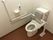 レバー式手すりと背もたれパッドが設置されているトイレである。呼び出しブザーが完備され安全対策がとられている。