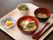 中華丼をメインにした食事が置かれている。野菜が豊富に使われていて、ウズラの卵や紅ショウガがアクセントになっている。