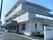 施設の建物は、ベランダ付きの３階建てになっており、エントランスも広く、車の乗り入れも楽にできるつくりになっている。