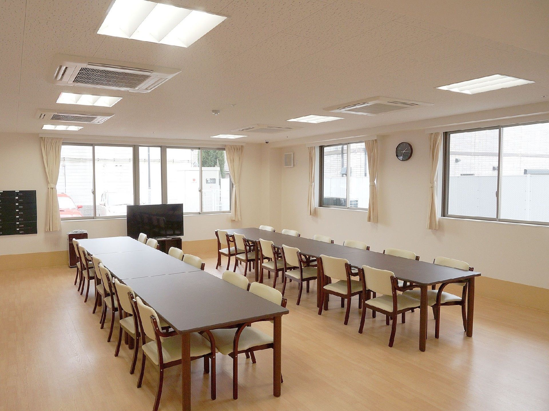 食堂は広いスペースで、大きいテーブルとたくさんの椅子が設置されている。入居者様が一緒にくつろいで食事を楽しむことができる。