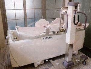 施設には機械式の特殊浴槽が設置されており、介護が必要な入居者様もスタッフが手伝って入浴することができる。