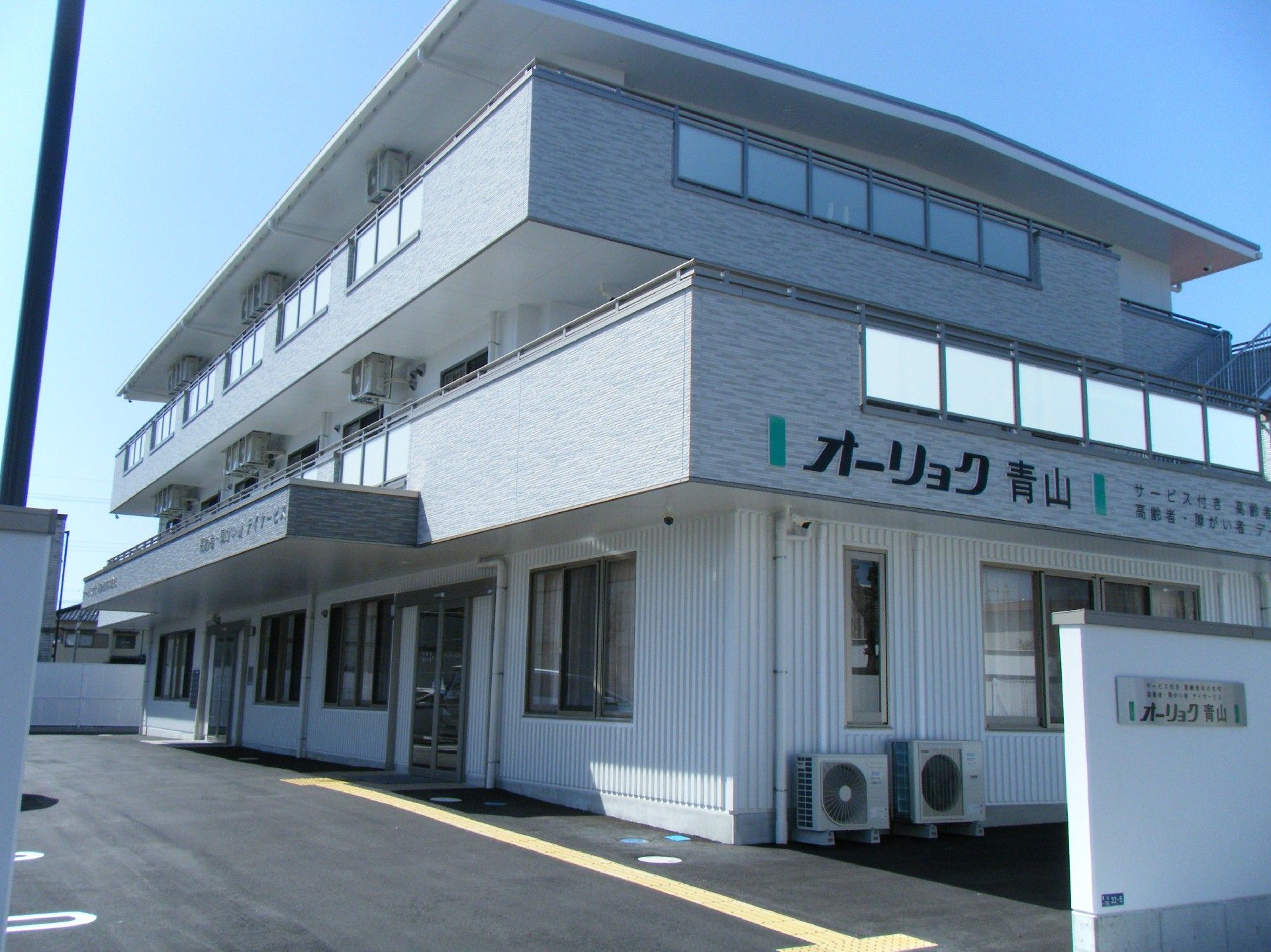 外観はすっきりとしており、ベランダのついたスタイリッシュな造りになっている。車のまま乗り入れられるスペースがある。