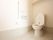 温水洗浄便座付きのトイレが用意されている。壁には手すり、ペーパーホルダーと緊急呼び出しボタンが備えつけられている。